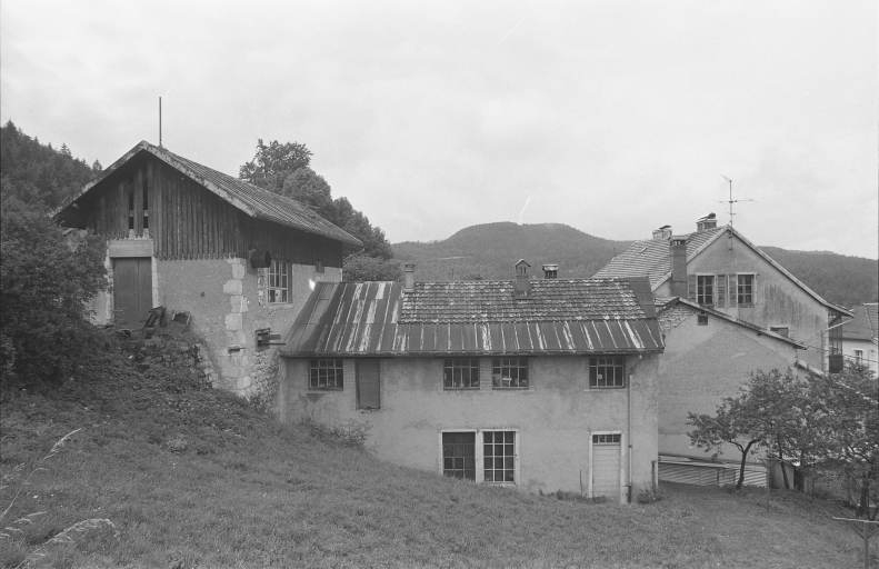 Ateliers de fabrication (polissage et peinture) depuis le nord.