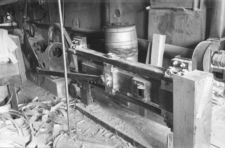 Vue d'ensemble de la targeuse, du côté de sortie des lanières de bois.Système moteur à gauche, rabot à droite.