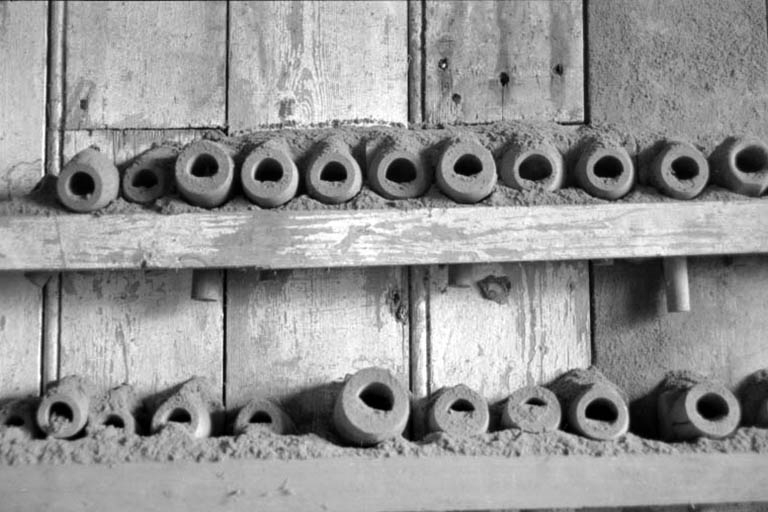 Atelier d'ébauchage : modèles de pipes ébauchées.