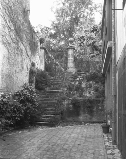Vue de l'arrière cour avec l'escalier montant à l'ancien jardin en terrasse en 1988.