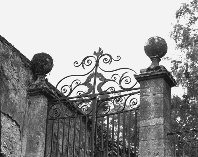 Détail de la partie supérieure de la grille du jardin.