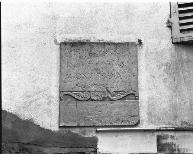 Détail d'une inscription sur la façade postérieure de l'imprimerie.