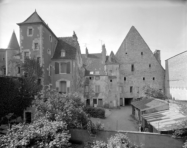 Façade postérieure, vue éloignée, avec la tour Saint Pierre Fourier à gauche.