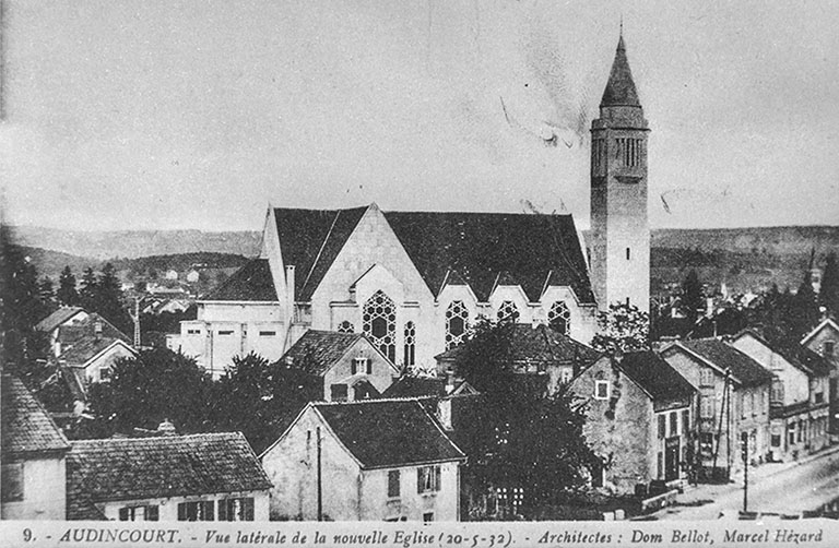 9. - AUDINCOURT. -Vue latérale de la nouvelle Eglise (20-5-32). Architectes : Dom Bellot, Marcel Hezard. Carte postale.