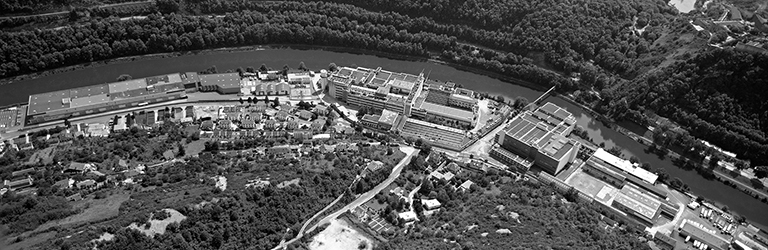 Vue aérienne panoramique rapprochée depuis le nord.