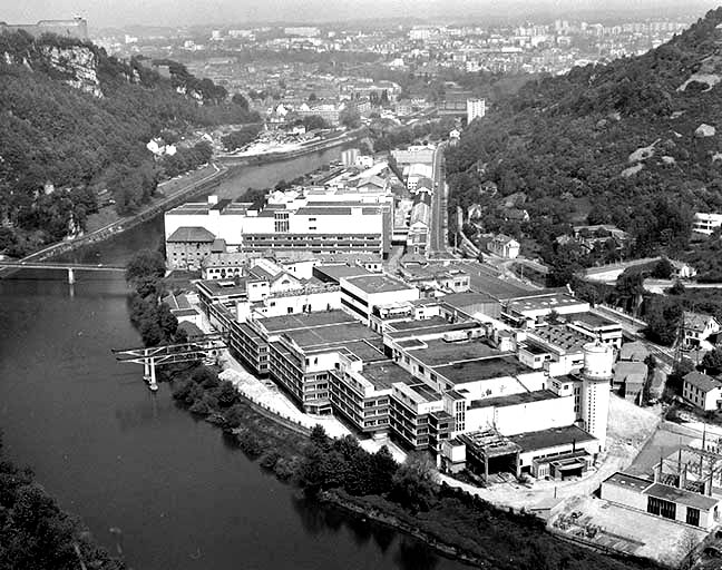 Vue plongeante sur les ateliers de filature et d'étirage nylon et tergal (V).