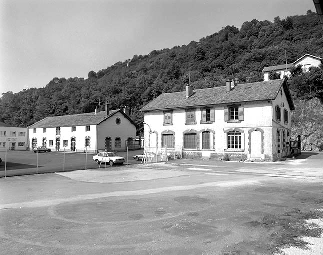 Usine B : entrepôt de matériel et logements.