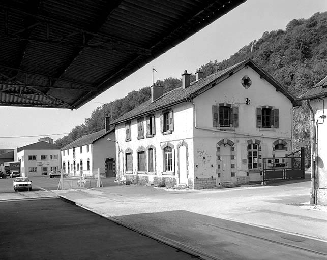 Usine B : entrepôt de matériel et logements, de trois quarts droit.