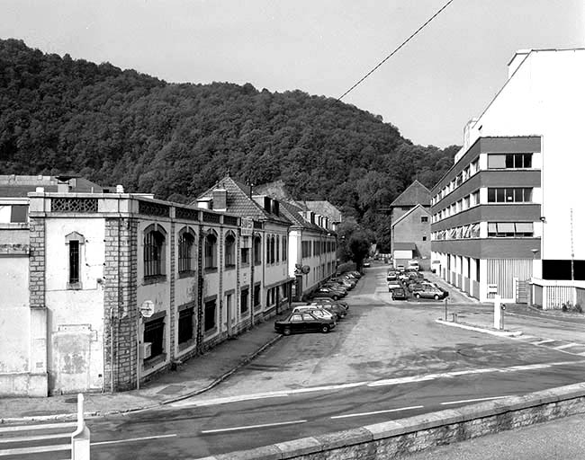 Allée entre l'usine A et l'usine B.
