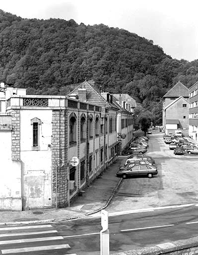 Enfilade des bâtiments en façade de l'usine A.