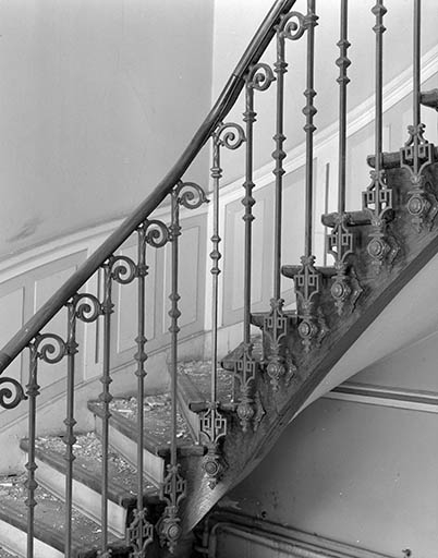 Escalier des bureaux : détail de la rampe.