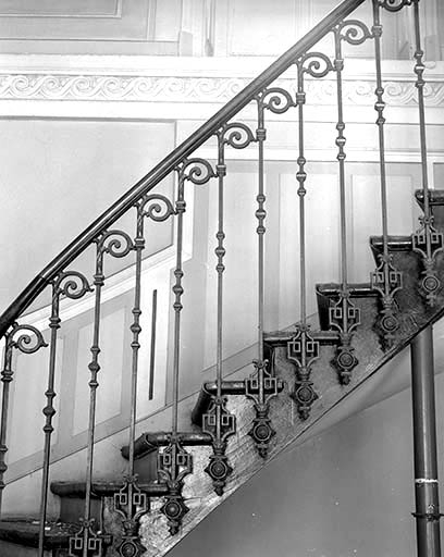 Escalier des bureaux : détail de la rampe.