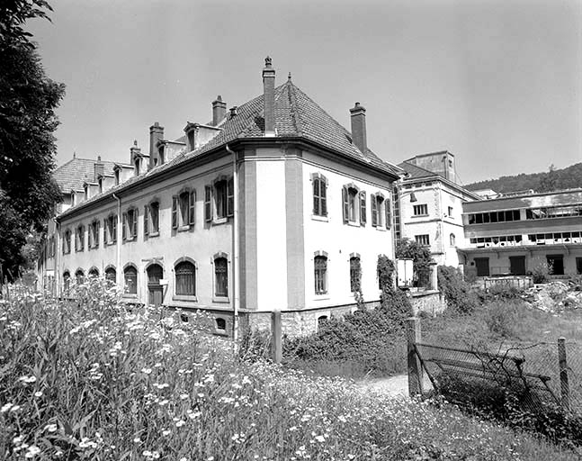 Extrémité occidentale des bureaux, de trois quarts.