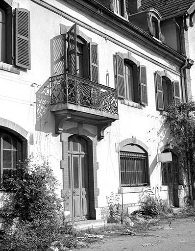 Entrée des bureaux (extrémité occidentale) et balcon.