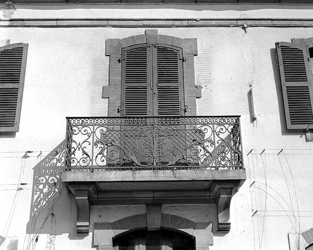Balcon des bureaux (extrémité occidentale), baie volets fermés.