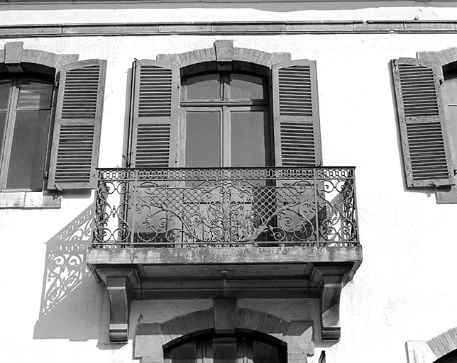 Balcon des bureaux (extrémité occidentale), baie volets ouverts.
