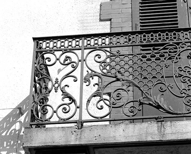 Détail de la grille d'un balcon des bureaux.