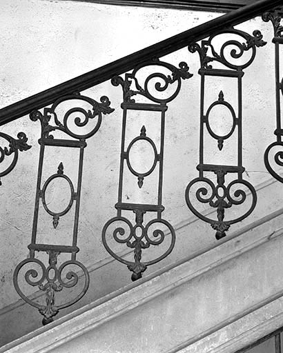 Escalier des bureaux : détail de la rampe.