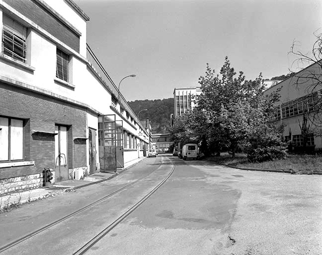 Allée centrale de l'usine A depuis l'entrée. Atelier de réparation à gauche.