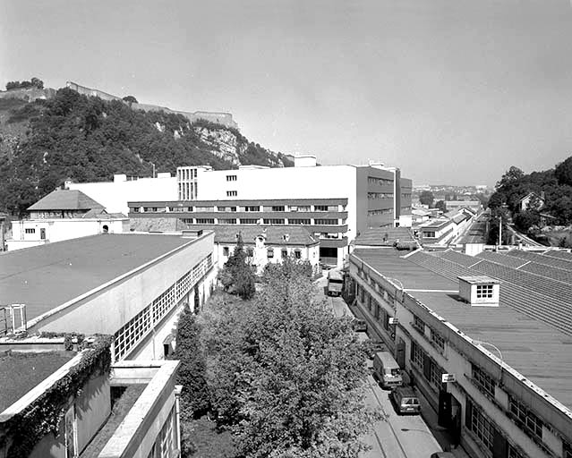 Allée centrale de l'usine A depuis le bâtiment de la 1ère filature tergal [TF1].