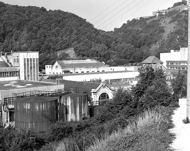 Réservoirs industriels, atelier de réparation et chaufferie, depuis l'est.