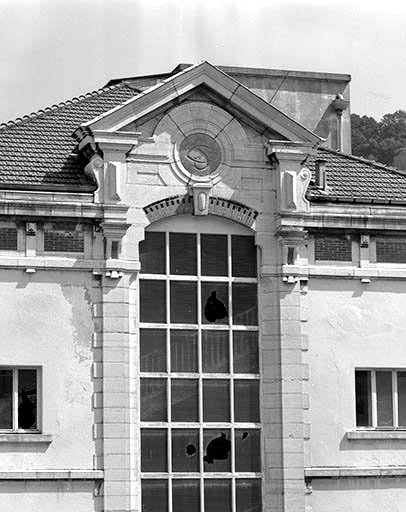 Baie centrale en façade de la cantine.