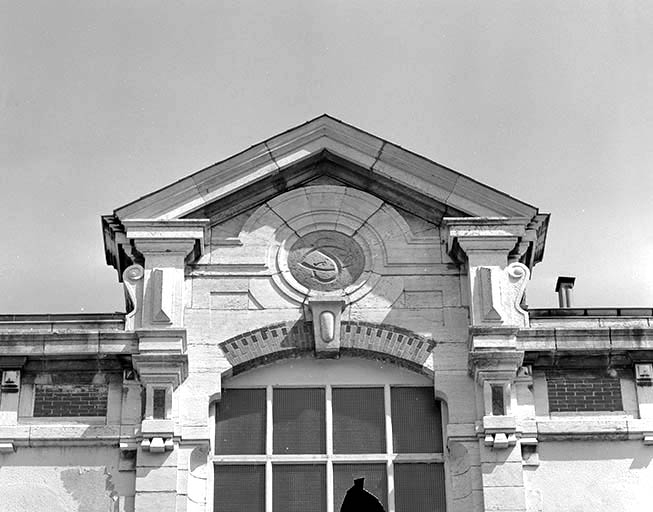 Fronton de la cantine.