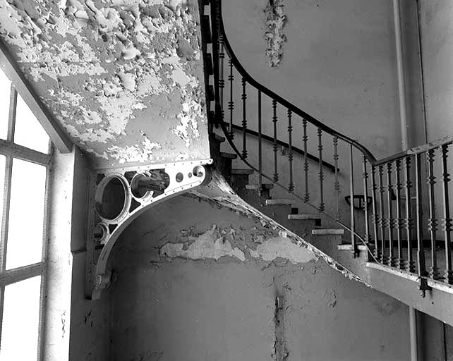 Escalier de la cantine : rampe et console.