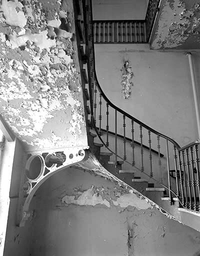 Escalier de la cantine : rampe et console (cadrage vertical).