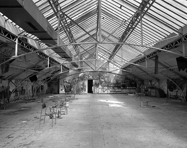 Charpente métallique et verrière de la cantine.