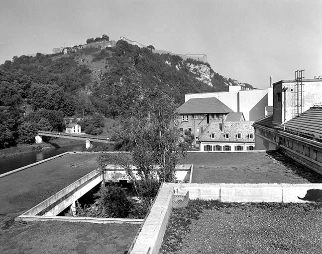 Terrasse et jardin suspendu de la cantine (T2).