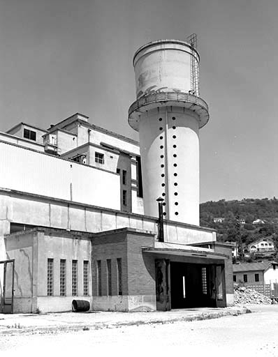Centrale frigorifique et château d'eau.