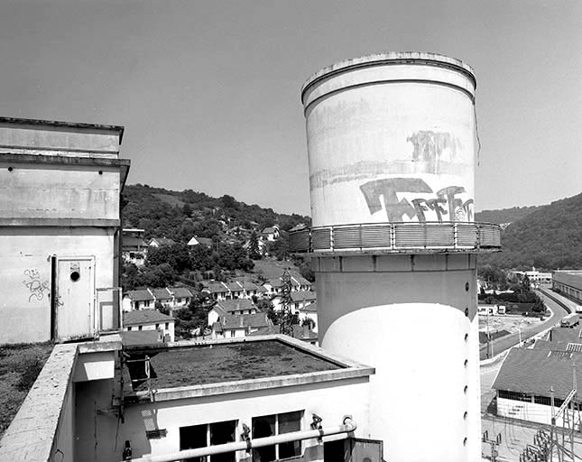 Château d'eau et cité ouvrière depuis le haut de l'atelier d'étirage nylon (NE3).