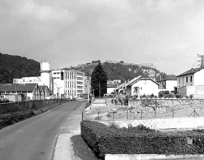 Chemin des Prés de Vaux : usine A et cité ouvrière.