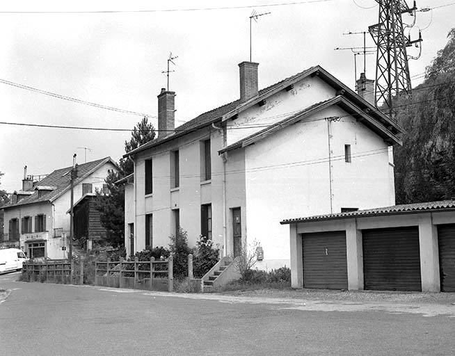 Maison de type II (9, cité Rhodiacéta), vue de trois quarts droite.