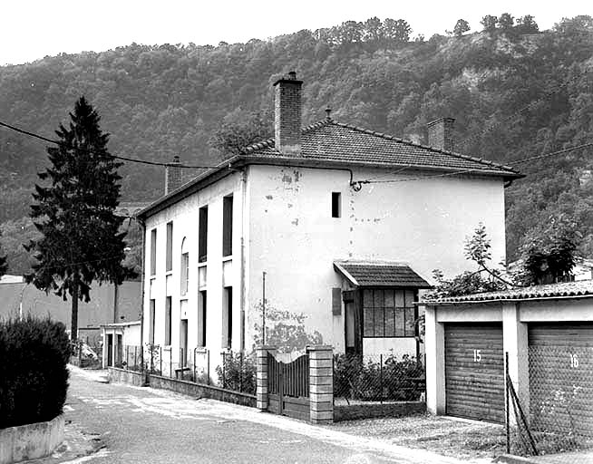 Maison de type IIIb (3, cité Rhodiacéta), vue de trois quarts droite.