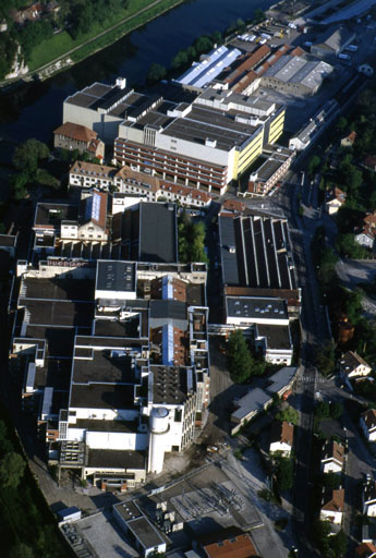 Vue aérienne des usines A et B depuis l'est.