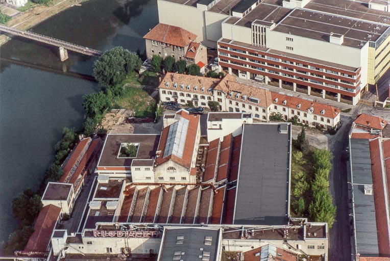 Vue aérienne de l'usine A depuis le sud-est : atelier de fabrication (S), cantine et bureaux.