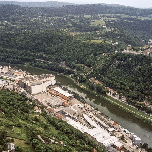 Vue aérienne de l'usine B, depuis le nord-est.