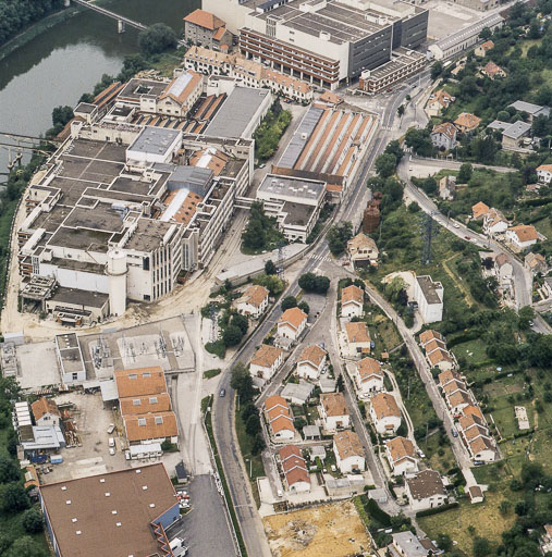 Vue aérienne de l'usine A et de la cité ouvrière, depuis l'est.