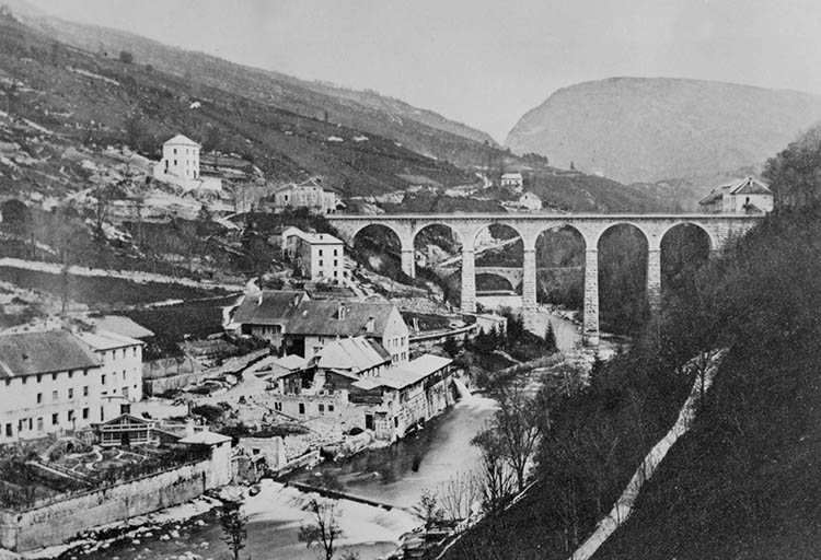 [Vue d'ensemble de l'usine et du Pont de pierre depuis le sud-est].