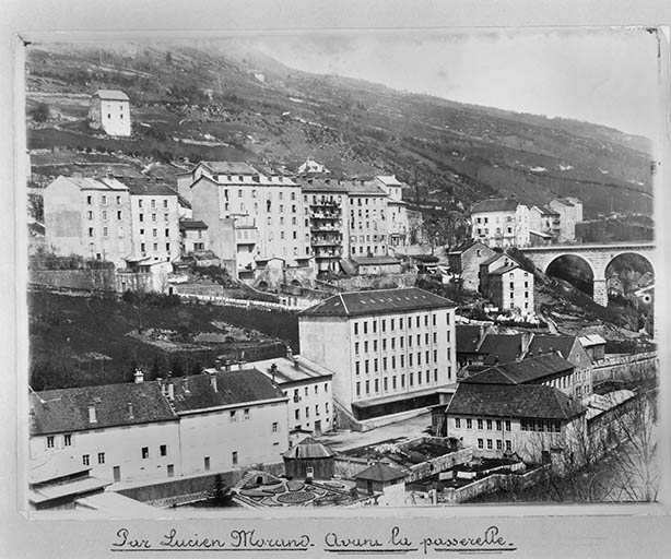 Vue d'ensemble du quartier et de l'usine avant la construction de la passerelle.