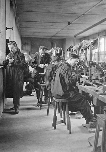 Usine du Moulin-Neuf [des Moulins] : ouvriers au travail.