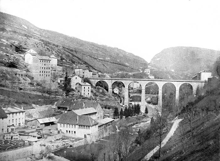 [Vue d'ensemble de l'usine et du Pont de pierre depuis le sud-est].