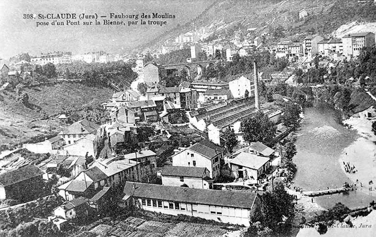 St-Claude (Jura) - Faubourg des Moulins. Pose d'un Pont sur la Bienne, par la troupe.