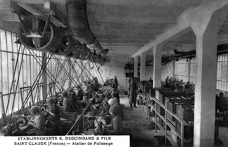 Etablissements E. Deguingand & Fils. Saint-Claude (France) - Atelier de polissage.