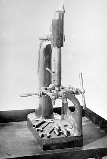 Industrie de la pipe : machine à marquer.