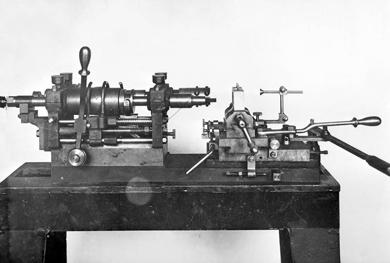 Industrie de la pipe : machine à percer et à tarauder les tuyaux.