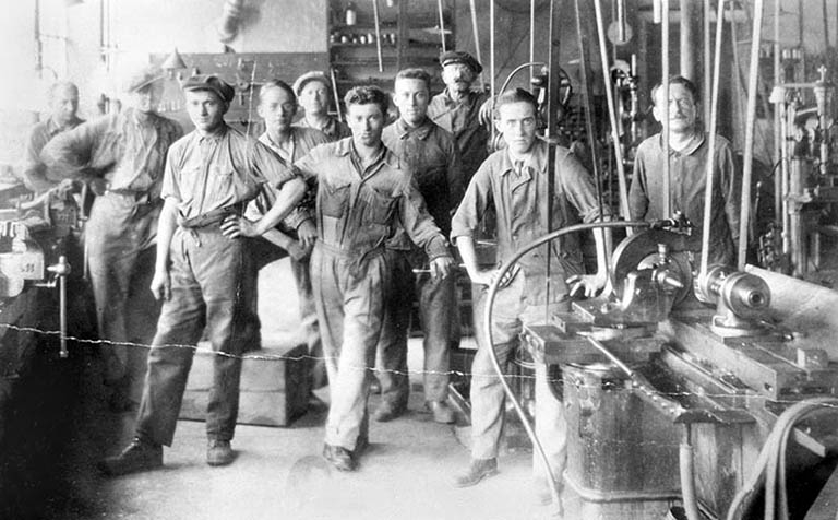 Personnel à l'intérieur d'un atelier.