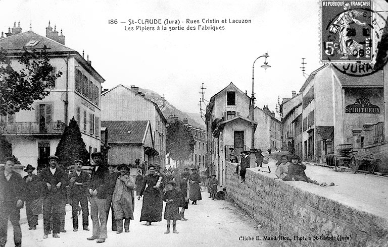 St-Claude (Jura) - Rues Cristin et Lacuzon. Les Pipiers à la sortie des Fabriques.